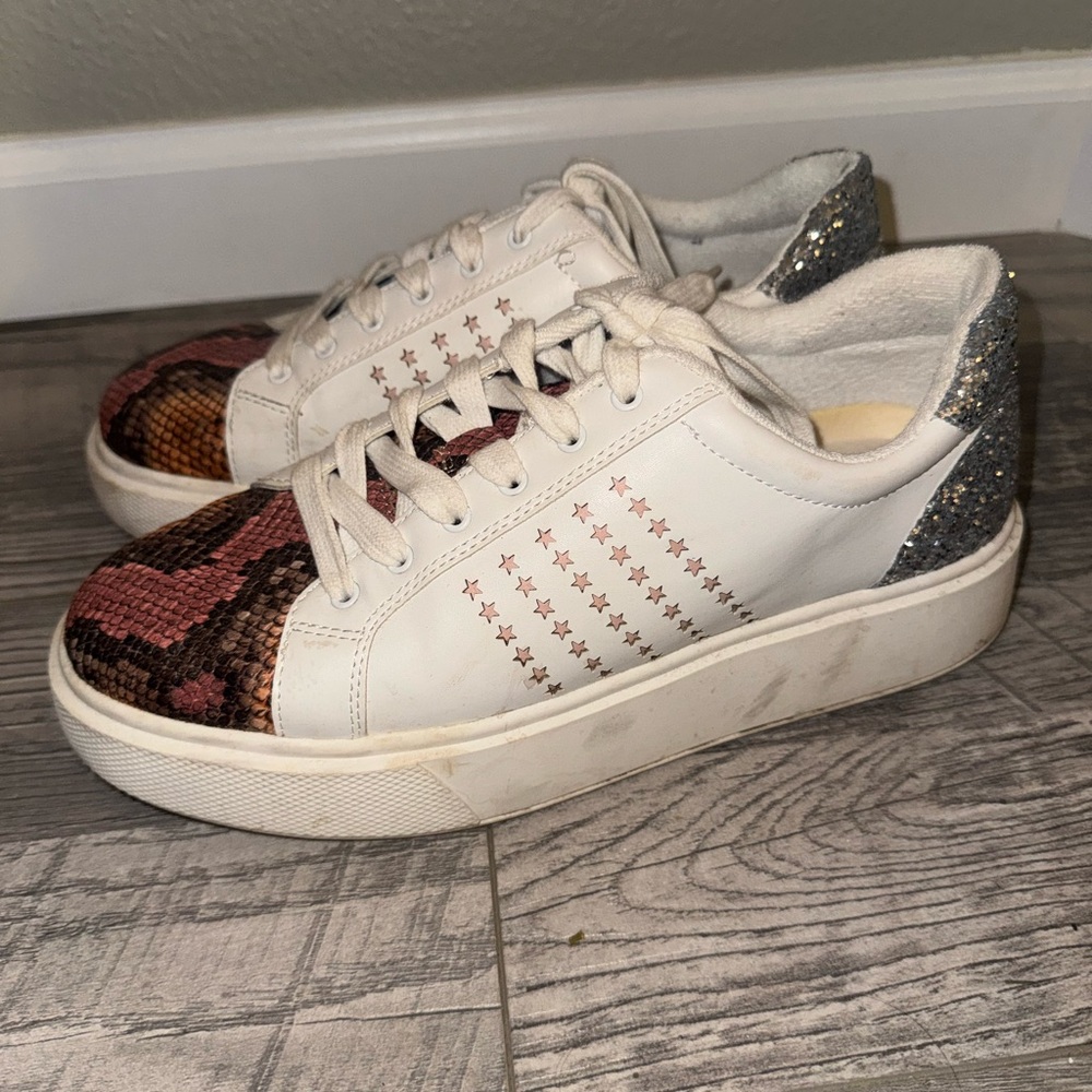 Stylish Women's Sneakers with Star Detail